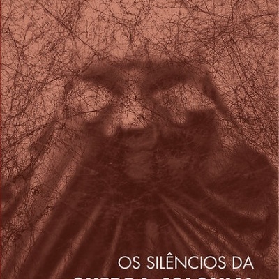 Capa de livro com texto sobre a guerra colonial e figura sombreada cobrindo o rosto