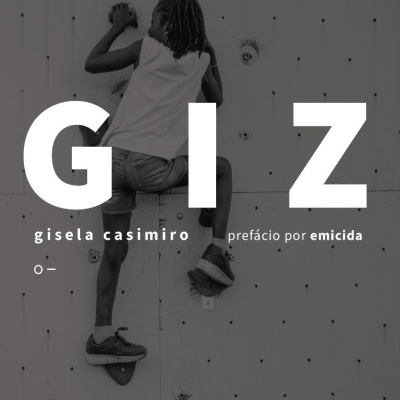 Capa de livro com criança a escalar parede de escalada e texto grande branco