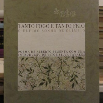Capa de livro verde com texto e padrão floral