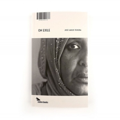 Capa de livro com fotografia a preto e branco de rosto de mulher com lenço