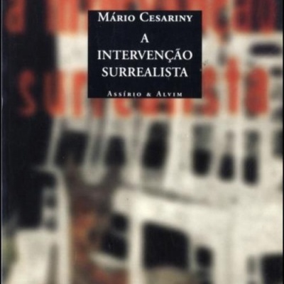 Capa do livro 'A Intervenção Surrealista' de Mário Cesariny com texto branco em fundo preto e fundo desfocado em cinza e vermelho