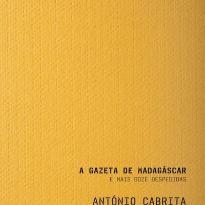 Capa de livro amarelo com título e autor em texto preto