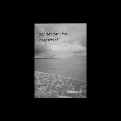 Capa de livro com paisagem marítima e texto em tons de cinza