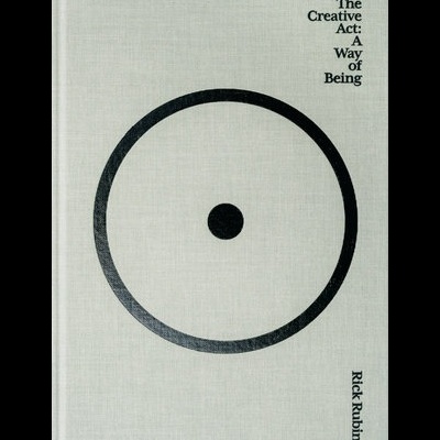 Livro com capa dura cinza claro com círculo preto e texto The Creative Act: A Way of Being por Rick Rubin