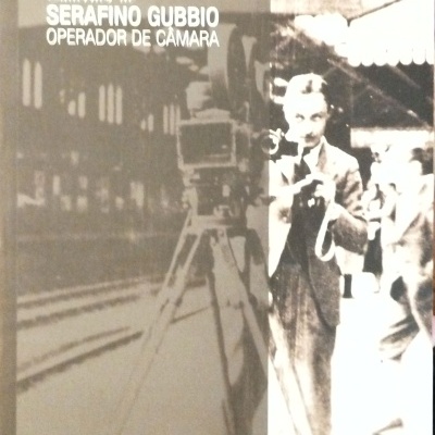 Capa de livro com fotografia antiga a preto e branco de operador de câmara