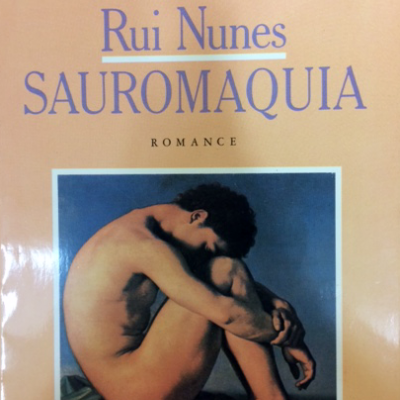 Capa de livro 'SAUROMAQUIA' de Rui Nunes com imagem de pintura de homem nu sentado