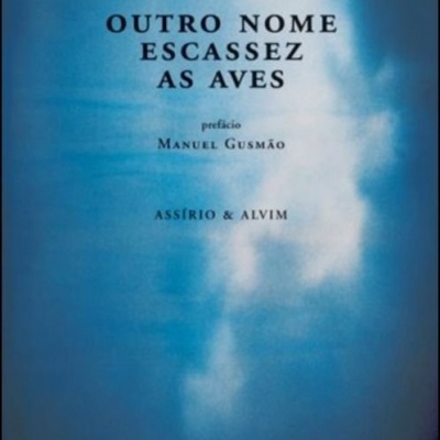 Capa azul de livro com nuvens e texto em preto
