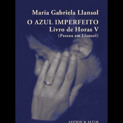 Capa de livro azul escuro com título 'O AZUL IMPERFEITO' e imagem desfocada de pessoa com mão no rosto