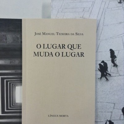 Livro O LUGAR QUE MUDA O LUGAR de José Manuel Teixeira da Silva sobre imagens a preto e branco.