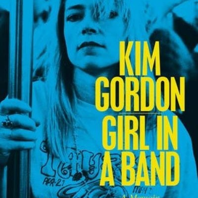 Capa do livro Kim Gordon Girl in a Band com imagem de Kim Gordon em azul e textos em amarelo e branco