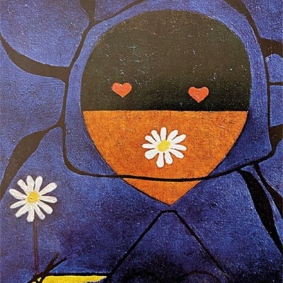 Capa de livro com figura com capuz azul, olhos em forma de coração e margaridas.