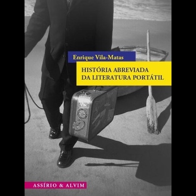 Capa de livro em preto e branco com mala, barco, e texto em amarelo, azul e rosa