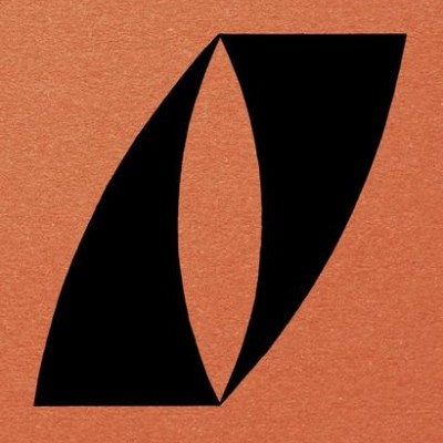 Capa de livro castanho com título TEORIA FEMINISTA, autor bell hooks e padrão geométrico preto.