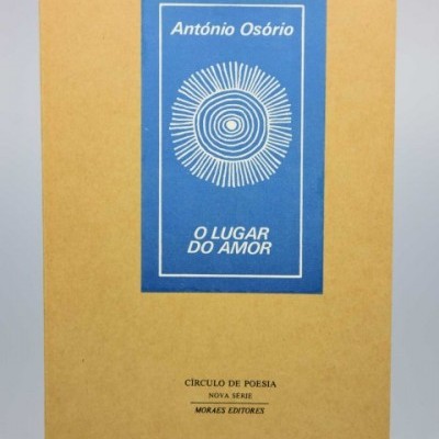 Livro 'O LUGAR DO AMOR' António Osório com capa bege e detalhe azul abstrato