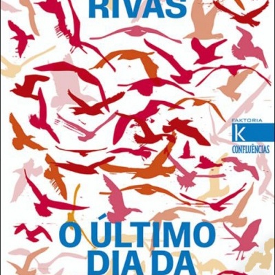 Capa de livro com pássaros coloridos e texto em azul