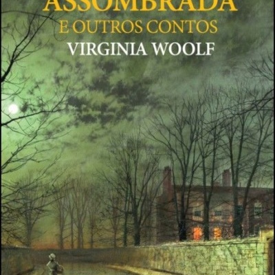Capa de livro 'A CASA ASSOMBRADA E OUTROS CONTOS' de Virginia Woolf com ilustração de estrada molhada e casa iluminada