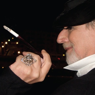 Capa de livro Deus de Revólver com homem de perfil segurando cachimbo