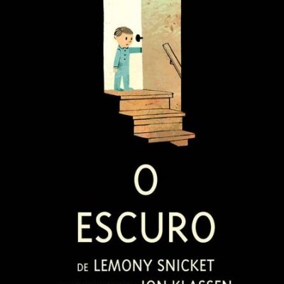 Capa do livro 'O Escuro' com ilustração de menino e escada