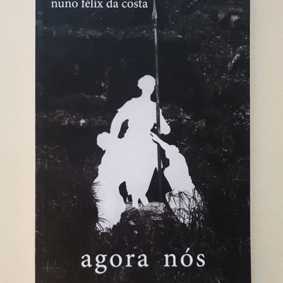 Capa de livro 'agora nós' de nuno félix da costa com imagem de duas figuras humanas em branco sobre fundo preto