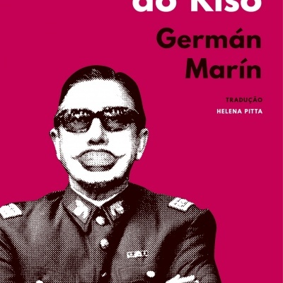 Capa de livro O Palácio do Riso com homem de uniforme militar em fundo rosa