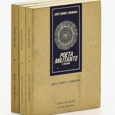 Três livros 'Poeta Militante 3.º Volume' de José Gomes Ferreira com capas castanho claro e detalhes em azul escuro
