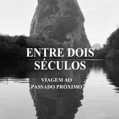 Capa de livro com formação rochosa refletida na água e texto impresso.
