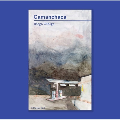 Capa de livro chamado Camanchaca com ilustração de posto de combustível sob céu nublado.