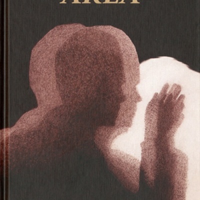 Capa de livro ÁREA com figuras humanas sobrepostas em tons castanhos e bege