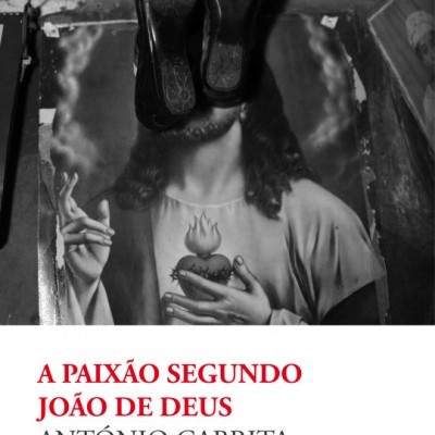 Capa de livro com figura religiosa e sapatos pretos sobre a cabeça