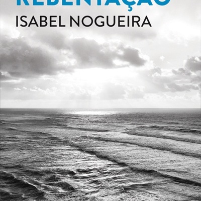 Capa de livro com foto a preto e branco do mar, título e autor em texto azul e preto.