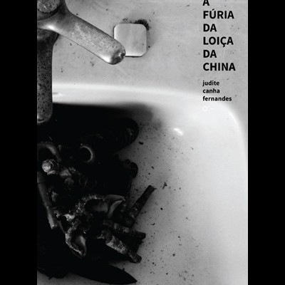 Lavatório branco com restos de comida e texto A FÚRIA DA LOIÇA DA CHINA