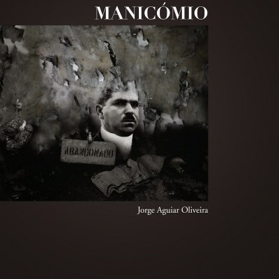 Capa de livro com título MANICÓMIO e imagem em preto e branco de rosto masculino e parede degradada