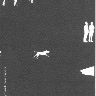 Capa de livro cinza escuro com figuras brancas de pessoas e cão e texto Terra Além Mar.