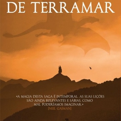 Capa do livro Um Feiticeiro de Terramar com dragão e montanha em tons laranja
