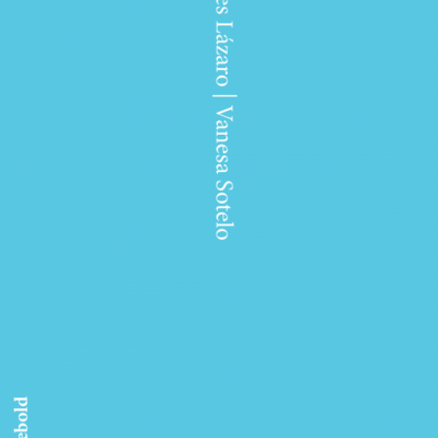 Fundo azul com texto branco vertical e canto inferior esquerdo com texto