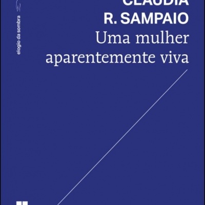 Capa de livro azul com texto branco 'Uma mulher aparentemente viva' de Cláudia R. Sampaio