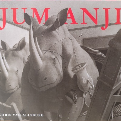 Capa do livro Jumanji com rinocerontes em tons cinza e móveis de madeira e cerâmica ao fundo