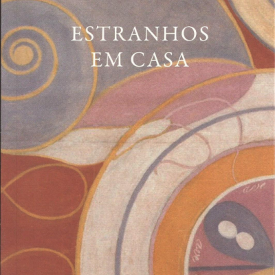 Capa de livro abstrata com título Estranhos em Casa