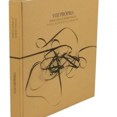 Livro capa dura castanha clara com texto e ilustração preta