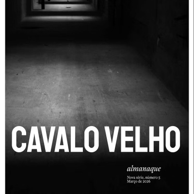 Capa de revista CAVALO VELHO almanaque com fundo de passagem de edifício em preto e branco