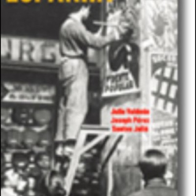 Capa do livro História de Espanha com fotografia a preto e branco de homem a pendurar cartaz e pessoas a observar