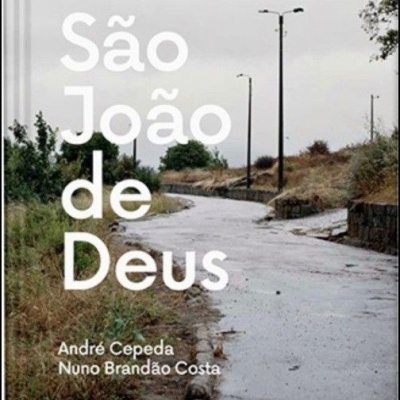 Capa de livro São João de Deus com estrada molhada e texto branco