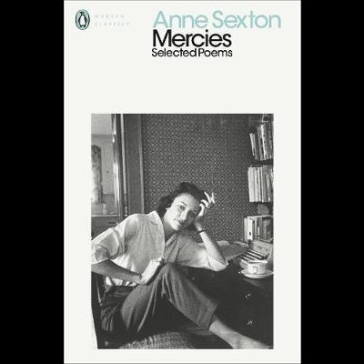 Capa do livro 'Mercies' de Anne Sexton com foto em preto e branco de mulher sentado e estante com livros