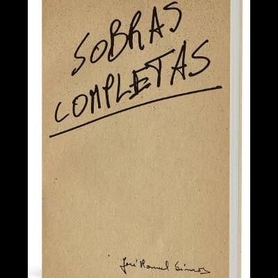 Livro com capa castanha e texto manuscrito em preto