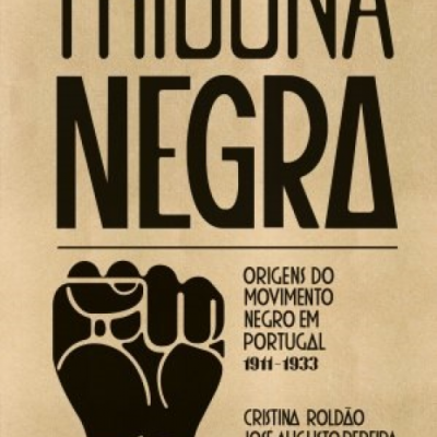 Capa de livro 'Tribuna Negra' com punho fechado e texto em preto sobre fundo castanho