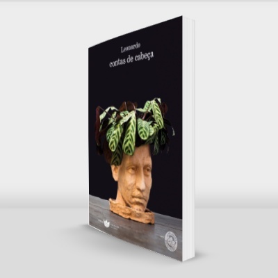 Livro com capa preta com escultura de rosto em madeira e plantas, texto 'Histórias cobertas de chuva'