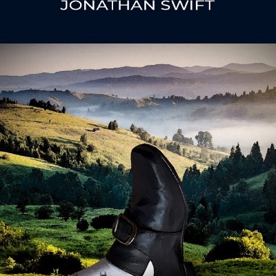 Capa do livro Gulliver's Travels com perna enorme com sapato preto, cordas e escada em paisagem montanhosa verde.