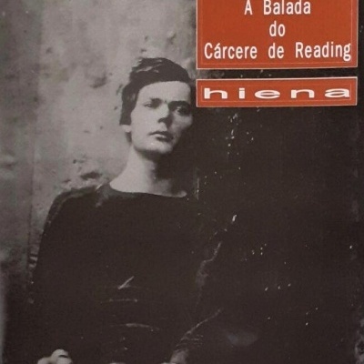 Capa de livro de Oscar Wilde em preto e branco com texto vermelho e branco