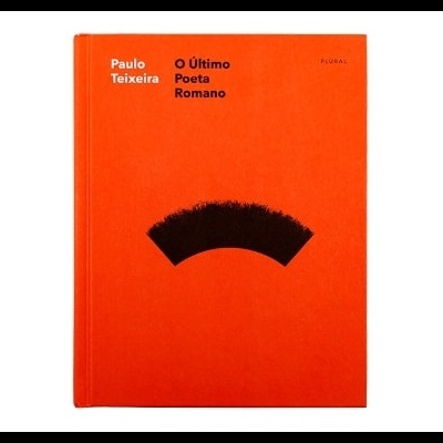 Livro de capa dura laranja com título e autor na frente