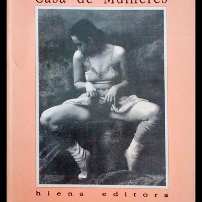 Capa de livro rosa com título, autor e foto de mulher em pose de dança